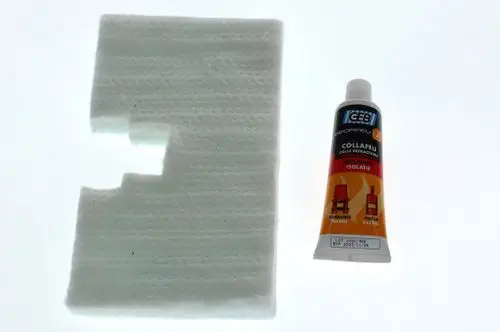 Weiße Isoliermatte und Tubus mit Kleber von Bosch. Die Matte hat eine Aussparung und ist für Wärmeisolation geeignet. Der Kleber wird für hitzebeständige Anwendungen genutzt.